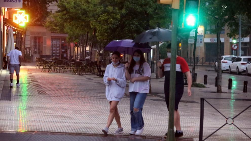 La ciudad de Huesca no se ha librado este lunes de las tormentas, aunque no han causado problemas graves.