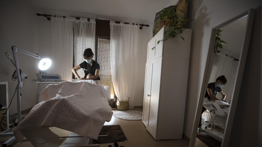 Laura Moreu aplica una radiofrecuencia en su local de Robres