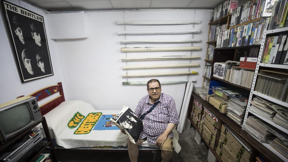 Antonio aprovecha cada rincón para acumular sus tesoros personales.