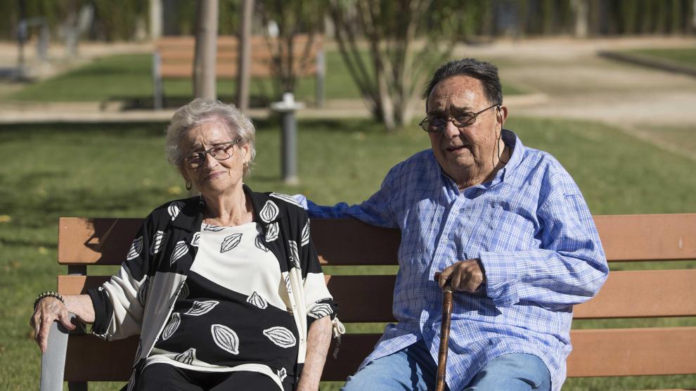 Pilar Gómez y Manuel Martín, este jueves, en el jardín de la residencia Santa Bárbara.