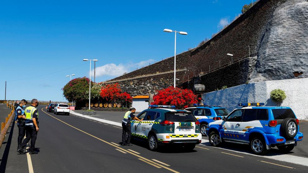 Controles de policía y Guardia Civil en carreteras de La Palma ante la alerta sísmica.