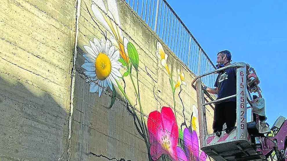 Gasicpainter pintando su mural en el Fragaffity