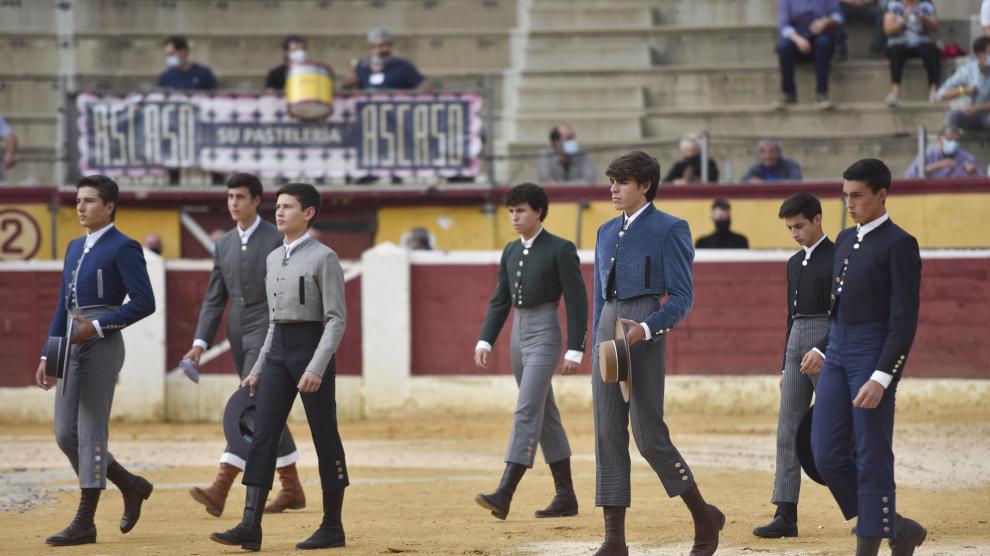 Alumnos de escuelas de Huesca, Zaragoza y Valencia han lidiado a muerte seis novillos erales en la clase abierta al público organizada por la Peña Taurina Oscense.