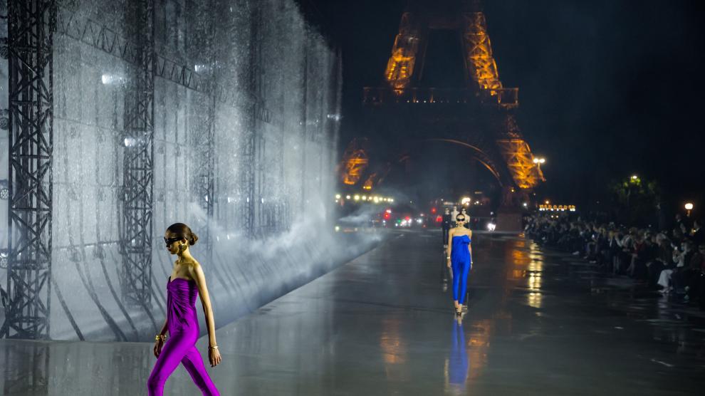 El desfile de Saint Laurent, a los pies de la Torre Eiffel.