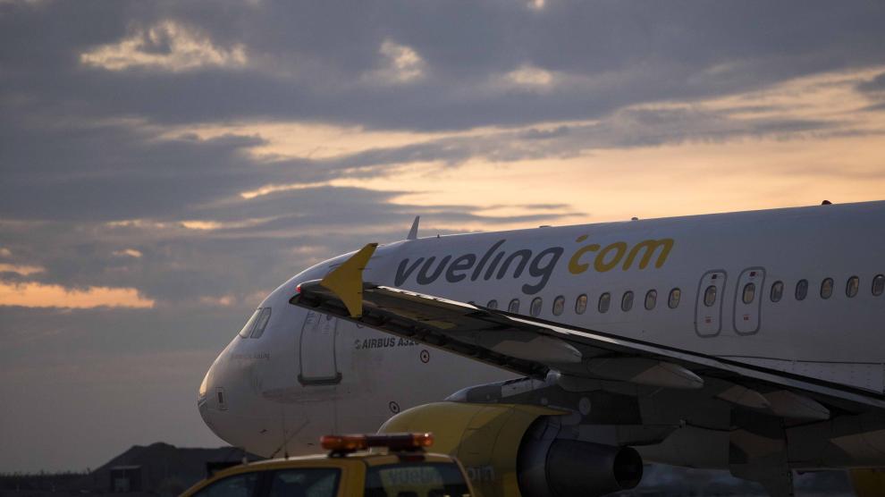 Un avión de la compañía de bajo coste Vueling, en el aeropuerto de Zaragoza
