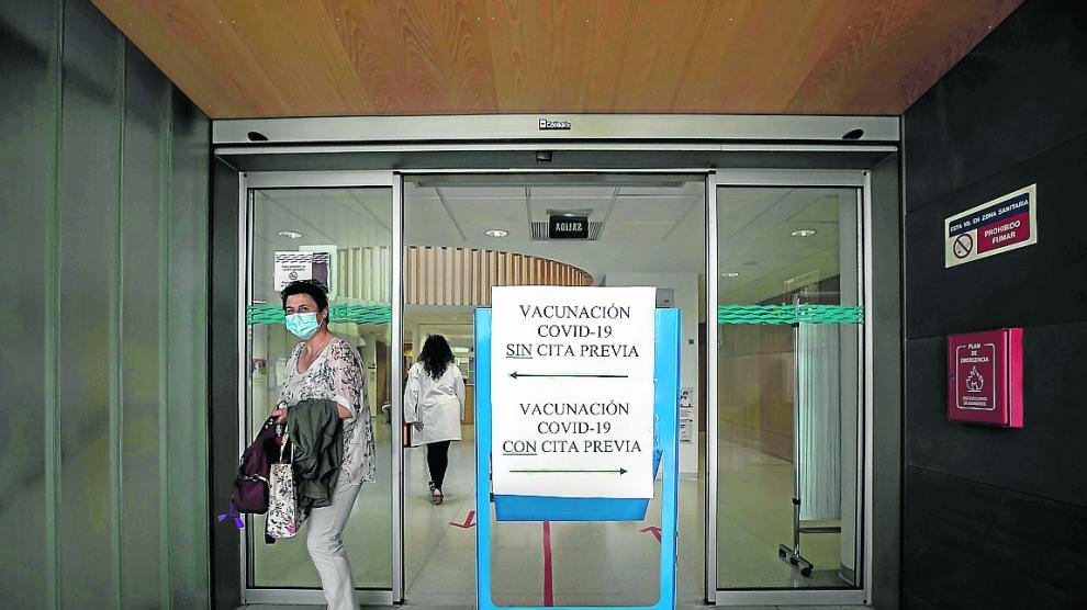 Carteles informativos en el centro de salud Actur Norte que informan que se puede vacunar sin cita previa.