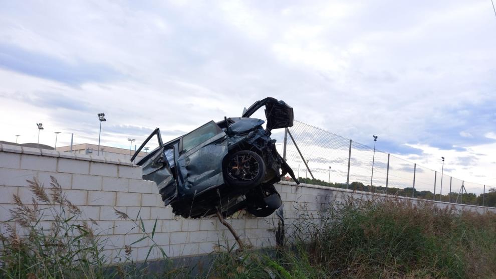 El coche siniestrado acabó encima de la tapia del recinto deportivo de Calatayud.