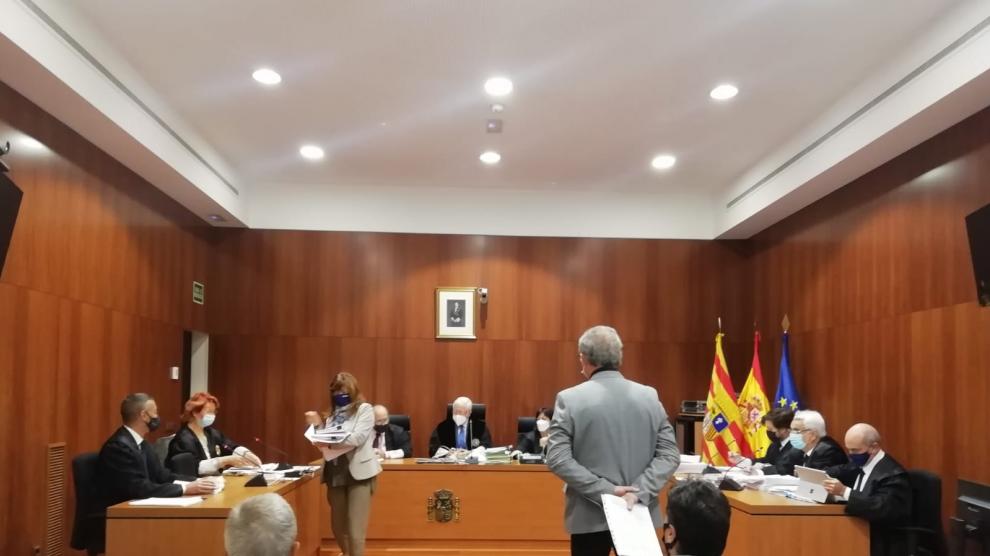 El alcalde, José María Castejón, de pie en el estrado. Detrás de él, sentado, el exsecretario judicial.