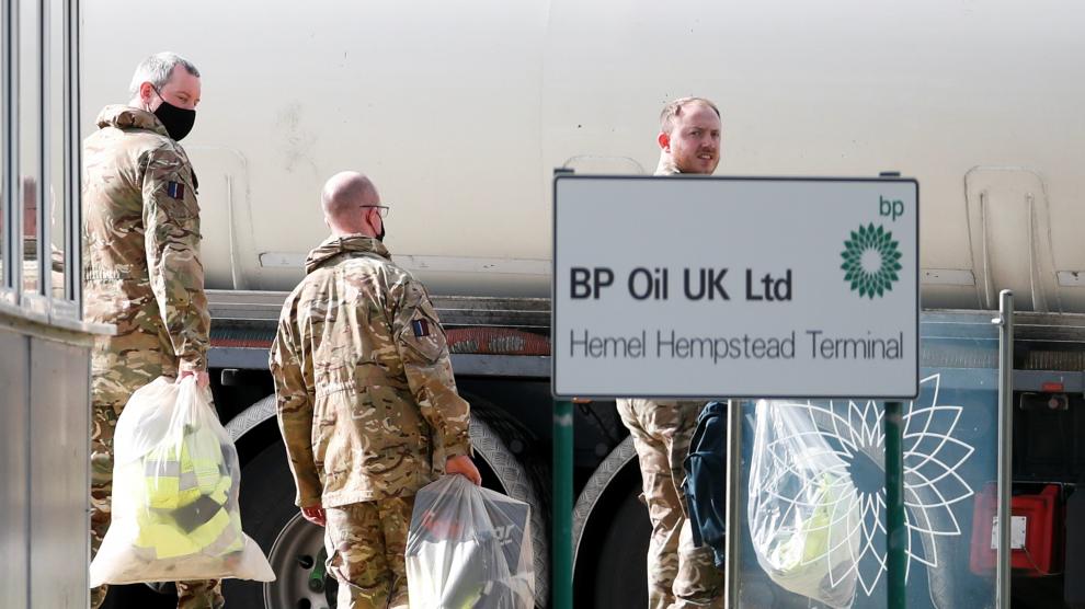 Members of the military walk at Buncefield Oil Depot in Hemel Hempstead, Britain, October 4, 2021. REUTERS/Andrew Boyers[[[REUTERS VOCENTO]]] BRITAIN-TRUCKERS/