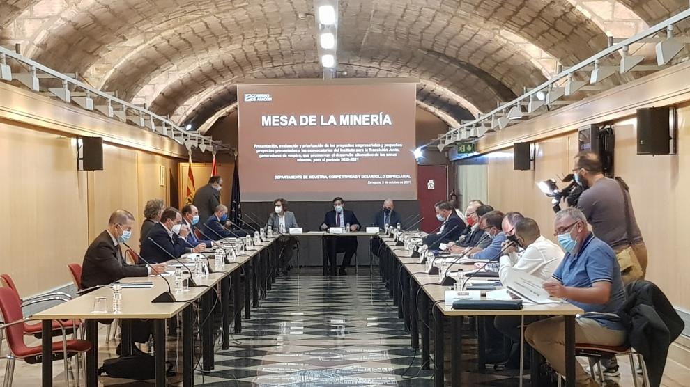 Reunión de la Mesa de la Minería, ayer en el edificio Pignatelli, presidida por Arturo Aliaga.