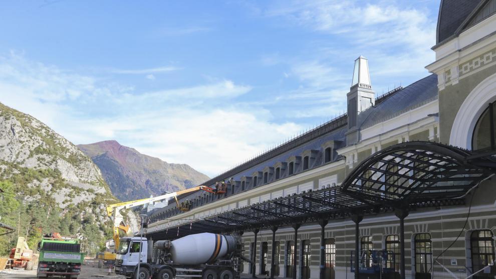 La explanada de los Arañones se transforma para dar paso a una nueva urbanización en torno a la estación de tren, que incorporará los elementos ferroviarios.
