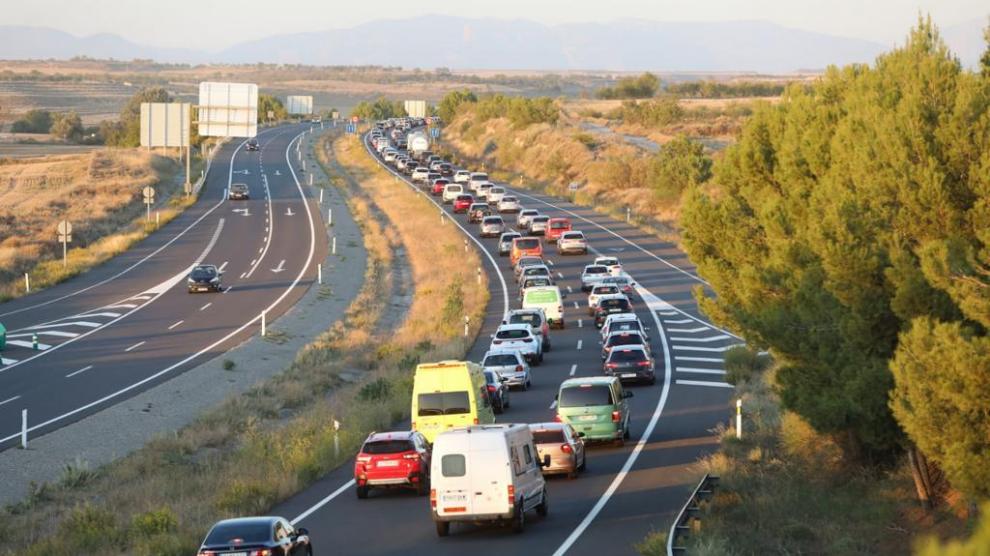 La colisión entre tres vehículos en la A-23 a media tarde causa un embotellamiento de 3 km ente las Canteras de Almudévar y Huesca