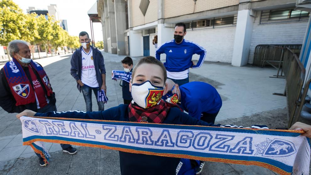 Aficionados del Real Zaragoza y del Huesca, en los aledaños de La Romareda.