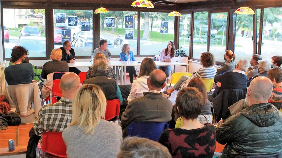 Asistentes a la mesa redonda sobre el interés que despierta el 'true crime', con la criminóloga Paz Velasco de la Fuente.