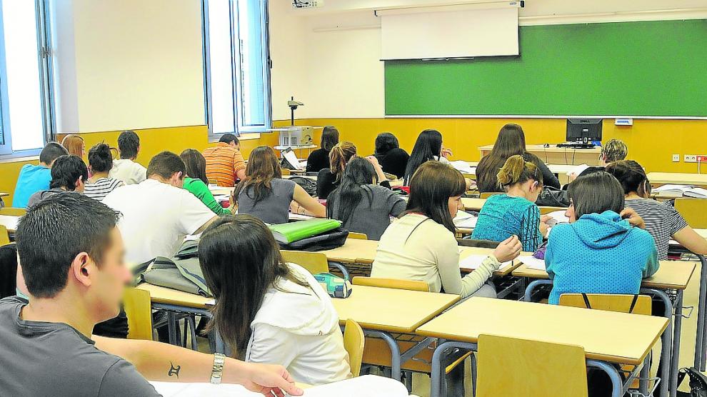 Estudiantes en un aula del campus de Huesca.