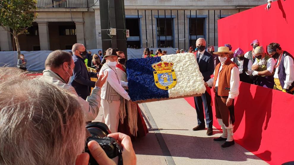Flores del Ayuntamiento con el escudo de La Palma en solidaridad con los afectados por el volcán