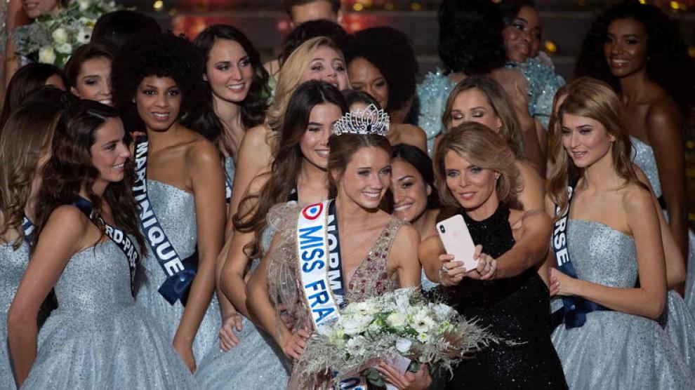 Miss Normandie Amandine Petit (C) poses for a selfie with Miss France Organisation general director Sylvie Tellier (2R) and contestants the end of the Miss France 2021 beauty contest at the Puy-du-Fou, in Les Epesses, western France, on December 20, 2020. - Miss Normandie Amandine Petit had been elected Miss France 2021, Miss Provence April Benayoum is her first runner-up and Miss Cote d'Azur Lara Gautier is her second runner-up. (Photo by LOIC VENANCE / AFP) / RESTRICTED TO EDITORIAL USE - NO MARKETING - NO ADVERTISING CAMPAIGNS
