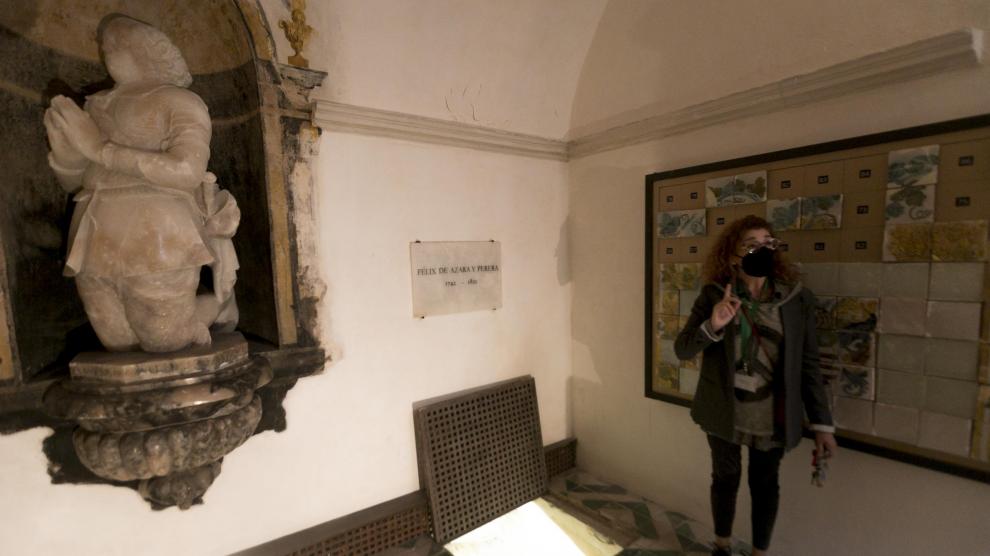Placa con la tumba de Félix de Azara en la cripta de los Lastanosa de la catedral de Huesca. Por unas escaleras se baja al nivel inferior, donde aparecieron sus huesos.