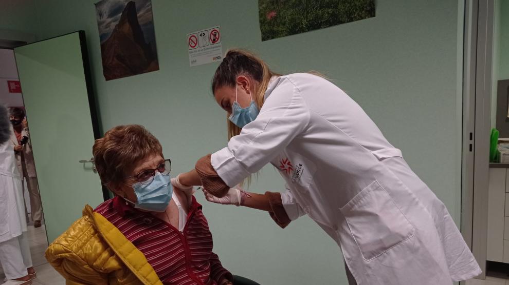 Una aragonesa se vacuna frente a la gripe y con la dosis de refuerzo de la covid, en el centro de salud Almozara.