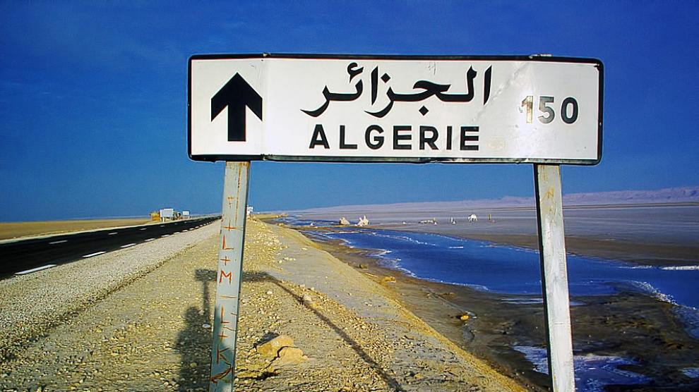 Foto de recurso de un cartel en una carretera cerca de Argelia