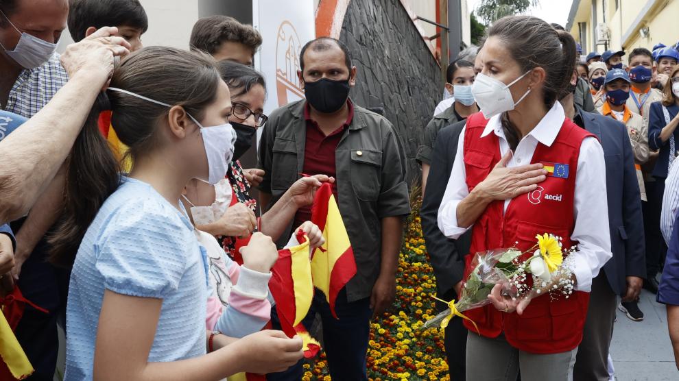 La reina elogia la labor y dedicación de cooperantes españoles en Paraguay
