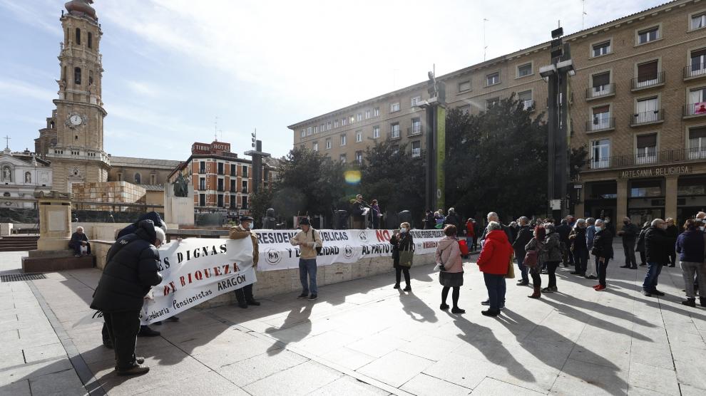 Protesta de los pensionistas en la plaza del Pilar de Zaragoza.