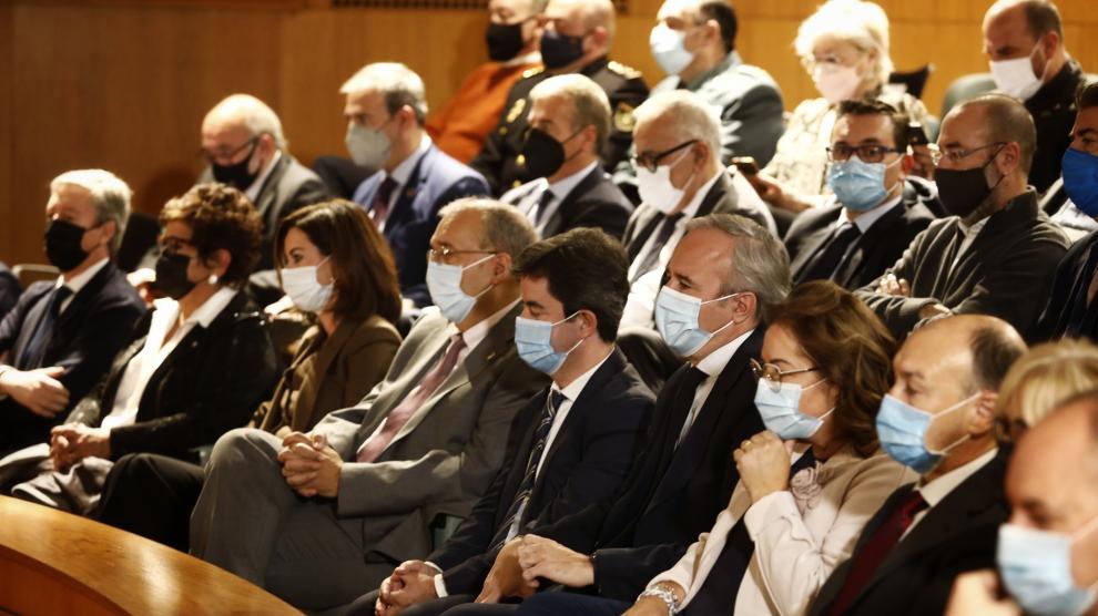 El alcalde de Zaragoza, Jorge Azcón, junto a su homólogo de Huesca, Luis Felipe, y otras autoridades, este miércoles, en la tribuna de invitados de las Cortes.