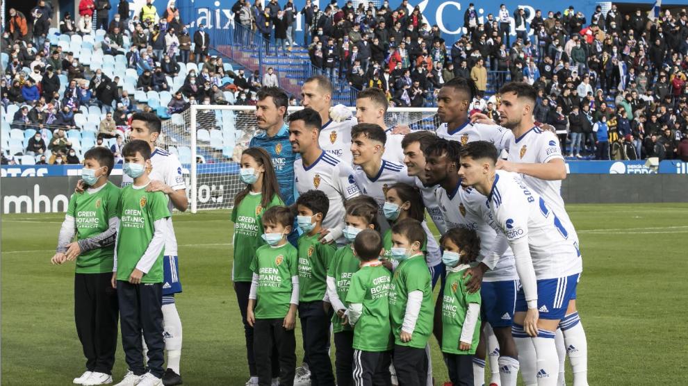 La foto de equipo del Real Zaragoza, el pasado domingo ante el Sporting de Gijón, con un curioso desorden.