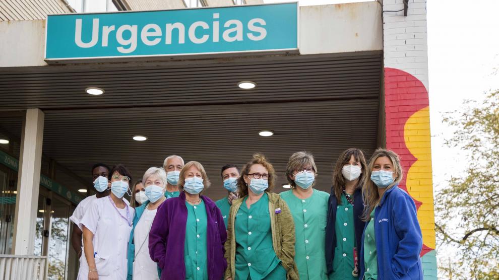 Un grupo de matronas, enfermeras, TCAEs y celadores de paritorios y de la planta de alto riesgo del Hospital Infantil de Zaragoza.