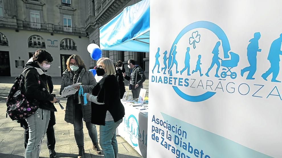 Mesa informativa de la Asociación para la Diabetes de Zaragoza en la plaza de España.