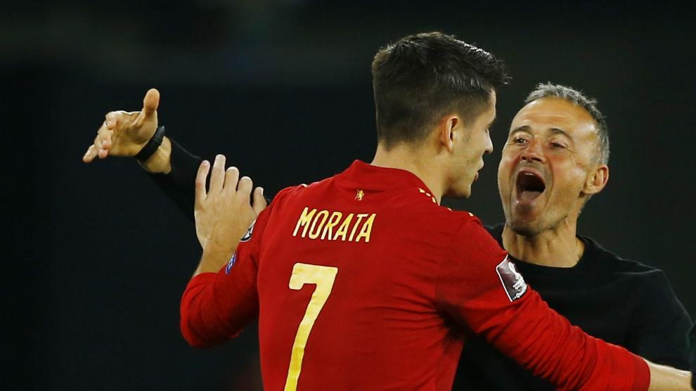 Luis Enrique abraza a Morata, goleador ante Suecia.