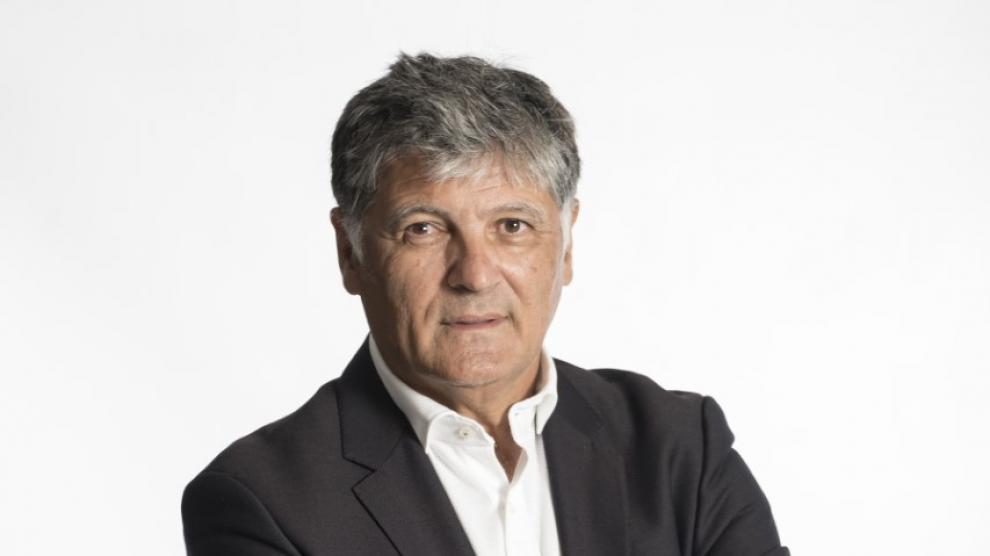 Toni Nadal, en un gesto poco común en él, con los brazos cruzados.