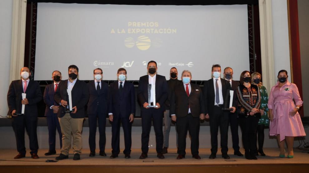 Arturo Aliaga y Manuel Teruel, con los responsables de las cuatro empresas galardonadas, ayer en la Cámara de Zaragoza.
