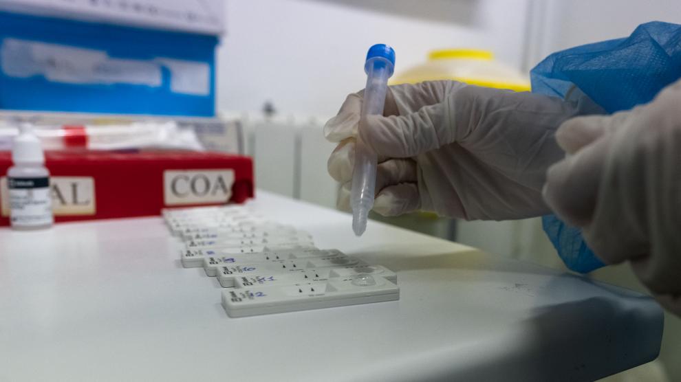 Prueba PCR en el centro de salud del Arrabal