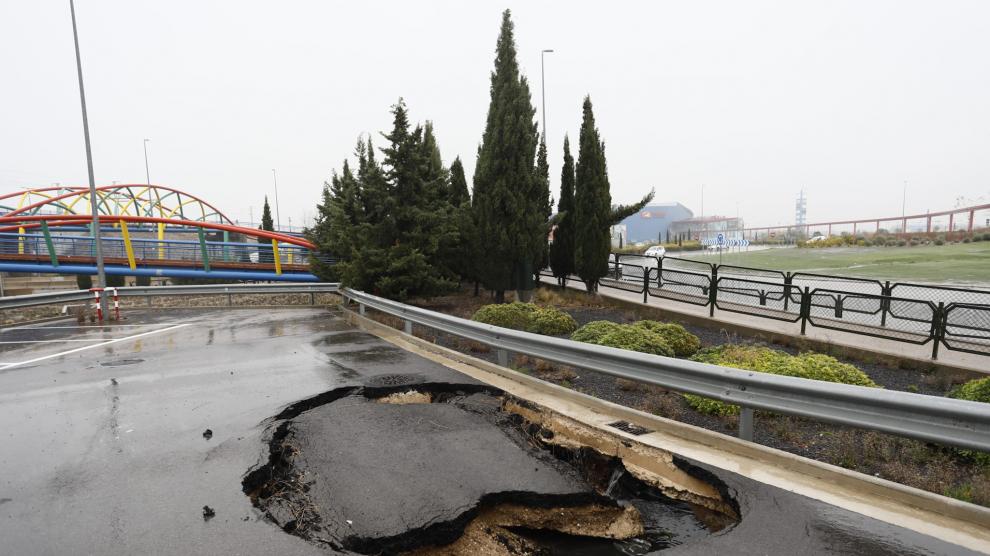 La zona comercial de Plaza sufre otro socavón por el mal estado de las  tuberías