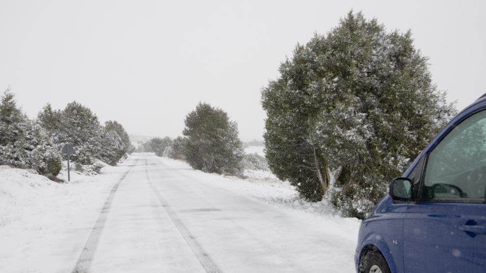 El puerto de Escandón y la T-620 hacia Camerena han sido algunos de los puntos más afectados por la nieve en la provincia de Teruel este jueves.
