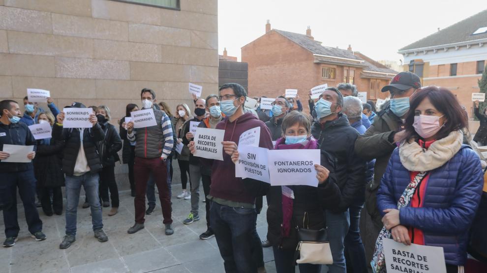 Ayuntamiento de Huesca (exterior).Protesta de trabajadores municipales antes del pleno. / 30-11-2021 / Foto Rafael Gobantes[[[FOTOGRAFOS]]]