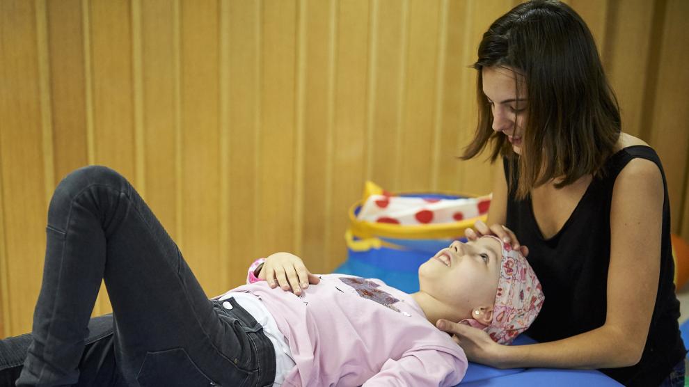 Sesión de fisioterapia con una niña.