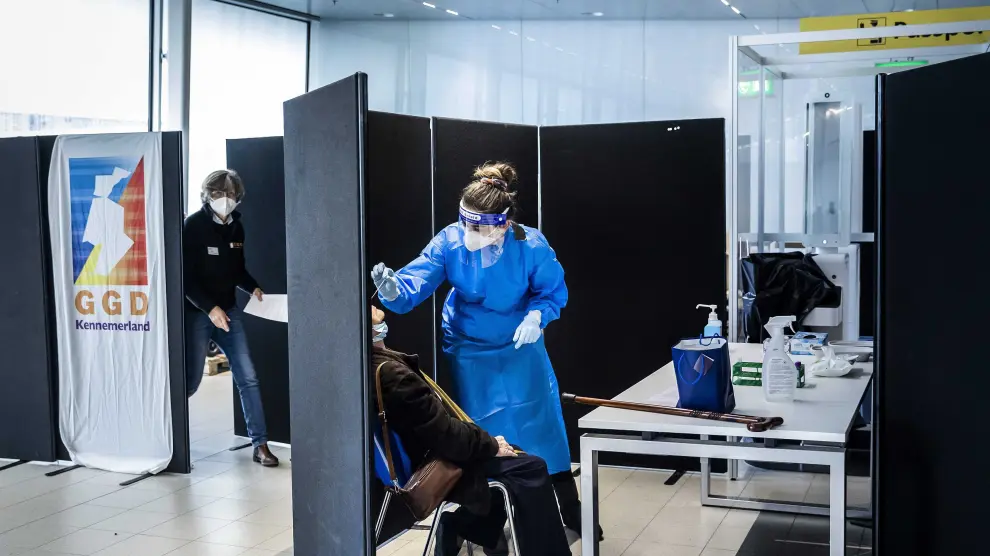 Pasajera realiza un PCR en el aeropuerto holandés de Schiphol.