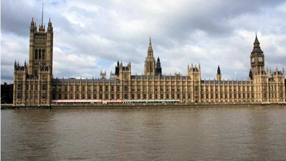 El Parlamento británico, desde la otra orilla del Támesis.