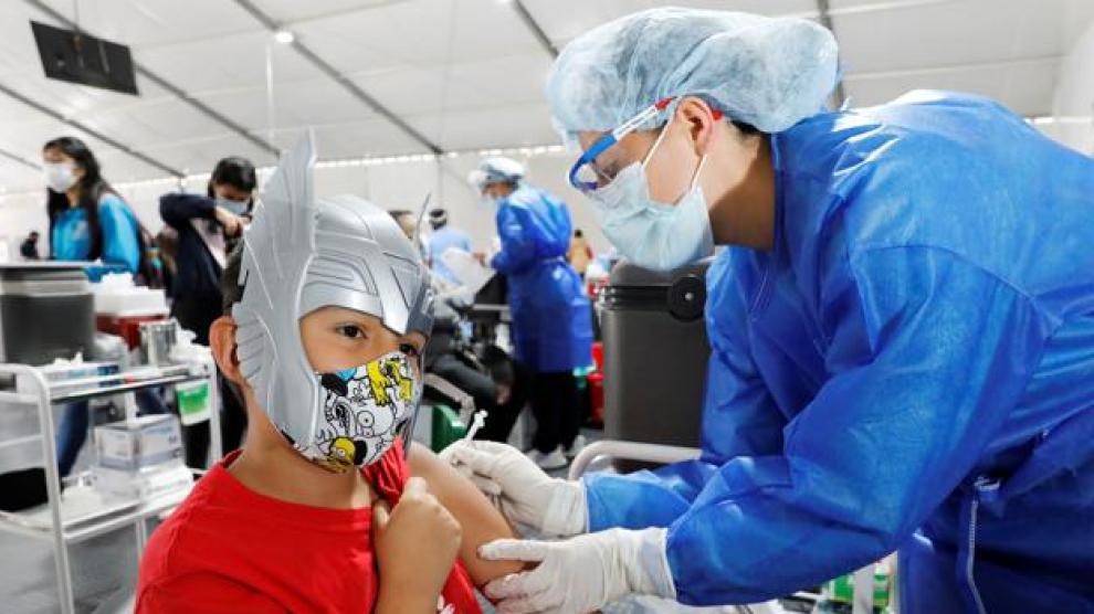 Un menor recibe la primera dosis de la vacuna en Colombia, donde ya se ha comenzado a vacunar a los niños desde hace semanas