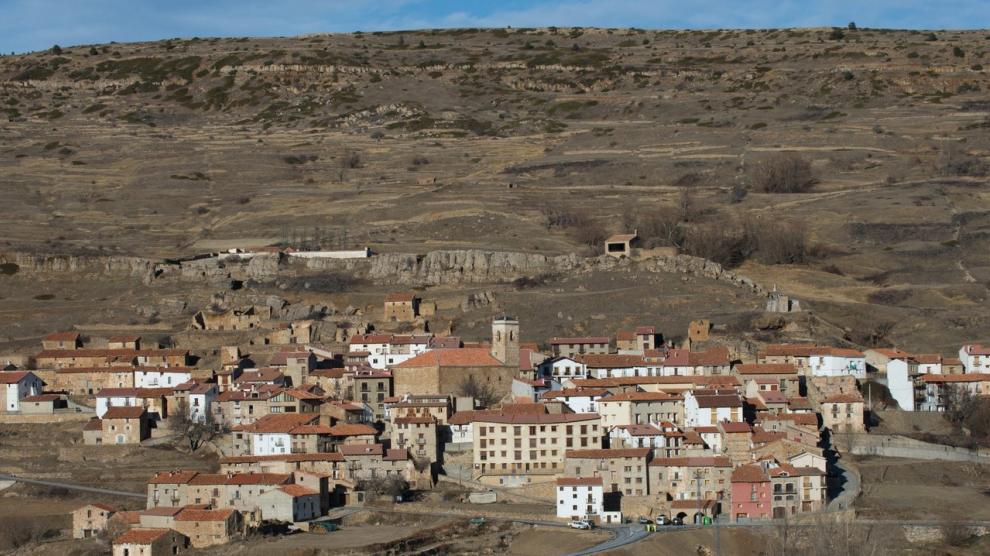 La nieve es el principal motor económico de este coqueto pueblo de la provincia de Teruel, que cada año atrae a numerosos visitantes gracias a la singularidad de su altura.