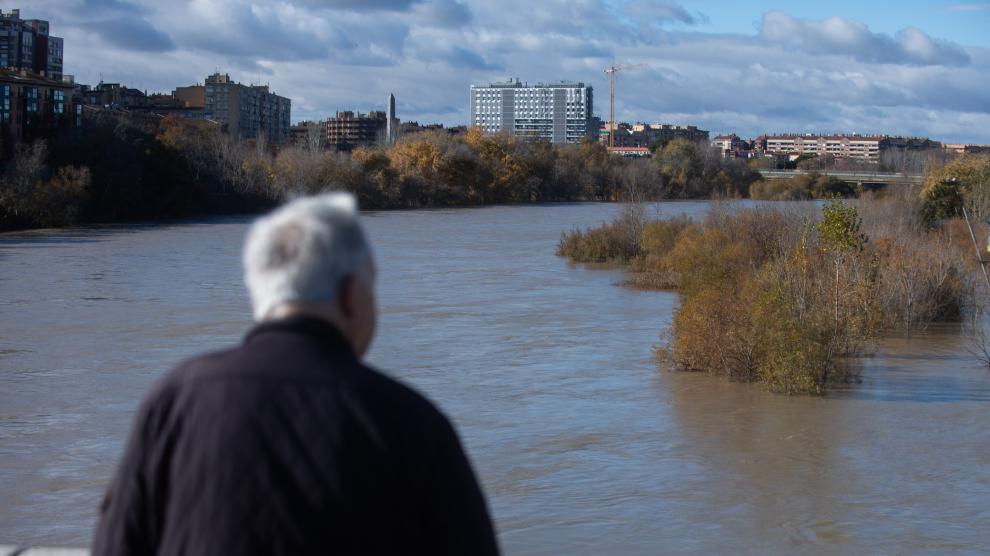 Expectación en Zaragoza ante la crecida extraordinaria del Ebro