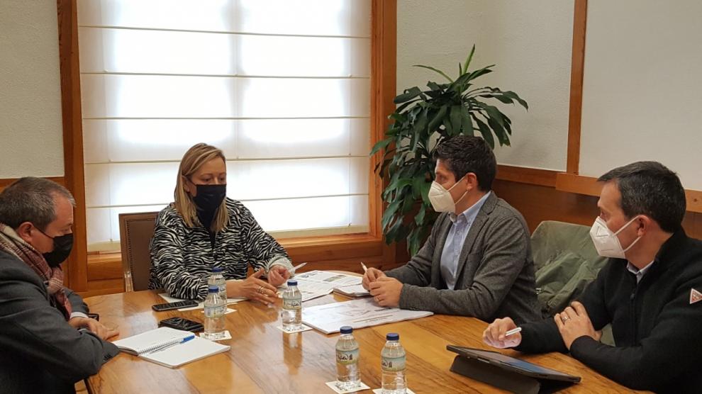 La consejera de economía Marta Gastón, reunida con el director general de Semillas Batllé, empresa catalana que va a realizar la inversión en Torrente de Cinca.