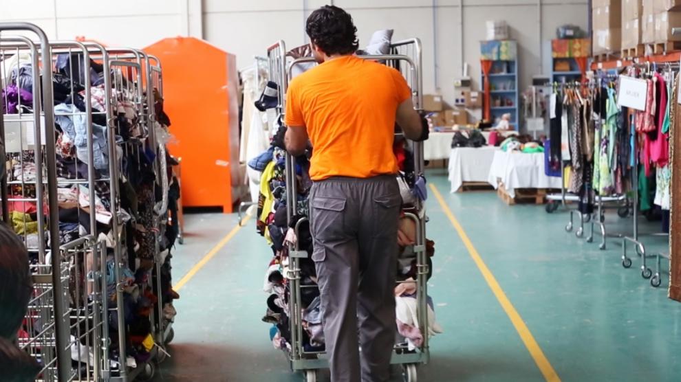 Un trabajador realiza sus tareas en una de las 17 empresas de inserción de Aragón.