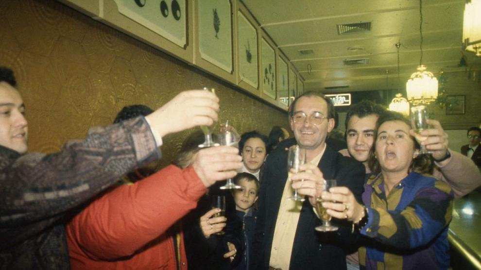 Vecinos de Calatayud celebrando el Gordo de la Lotería de Navidad en 1992