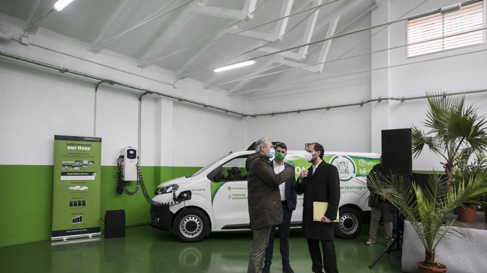El alcalde de Zaragoza, Jorge Azcón, con Alberto Blanco y Lorenzo Domingo, en la nueva instalación.