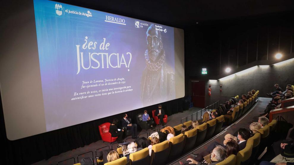 Una imagen del coloquio, tras la proyección de la película. De izquierda a derecha: Victoria Martínez, Salvador Baena, Encarna Jarque y Carlos Mateos.