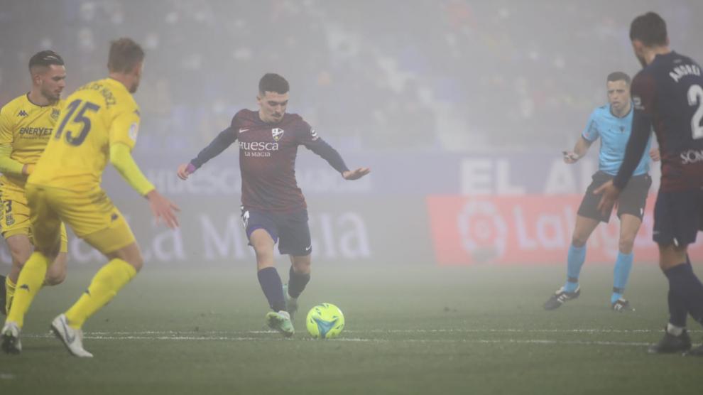 Fotos del partido de este domingo SD Huesca-Alcorcón en El Alcoraz, cubierto de niebla.