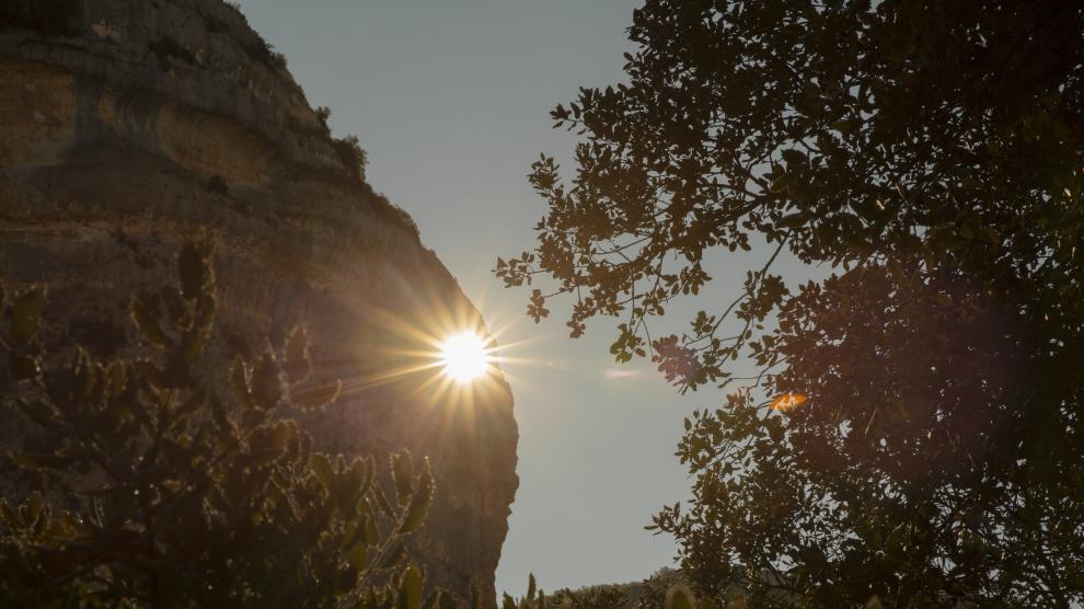 El rayo de sol atraviesa la roca en Colungo durante el solsticio de invierno e ilumina la ermita de San Martín.